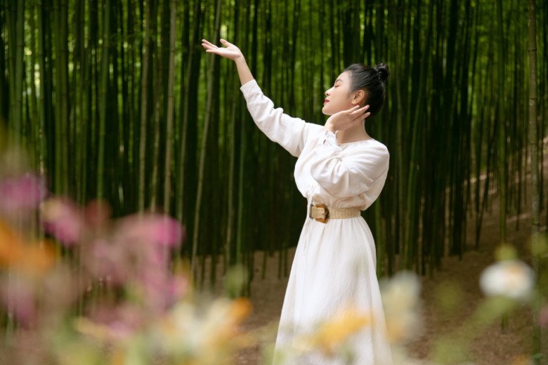 Trong sản phẩm âm nhạc mới, Nguyễn Thu Hằng thực hiện những điệu múa uyển chuyển mơn man theo làn gió, hệt như cánh hoa ban đu đưa trong tiết trời se lạnh.