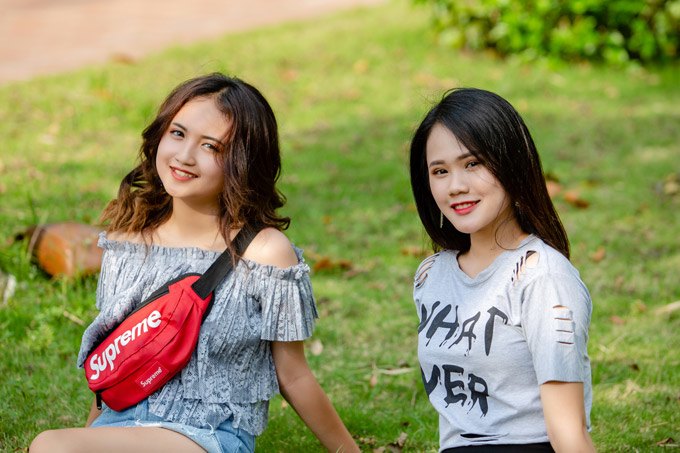 2 cô con gái lớn cùng cha khác mẹ của Tú Dưa sở hữu nét đẹp riêng, cũng đam mê nghệ thuật giống bố.