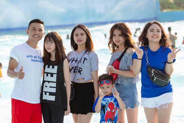 Hình ảnh gia đình đông thành viên của Tú Dưa trước khi con gái út chào đời. Đến nay, anh đã trở thành ông bố 5 con.