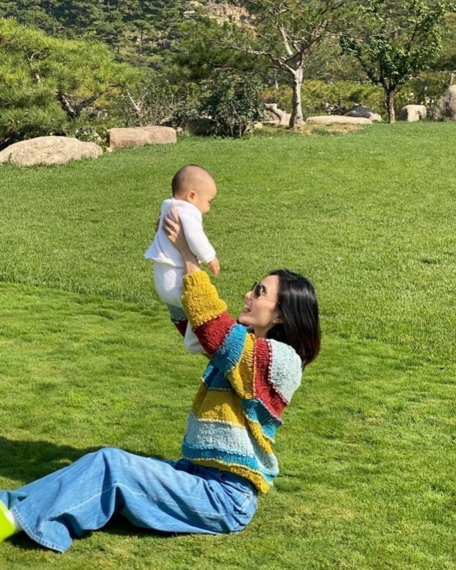 Con gái của Lý Á Bằng và Kim Hỷ nhận được rất nhiều sự quan tâm của công chúng từ khi chào đời.