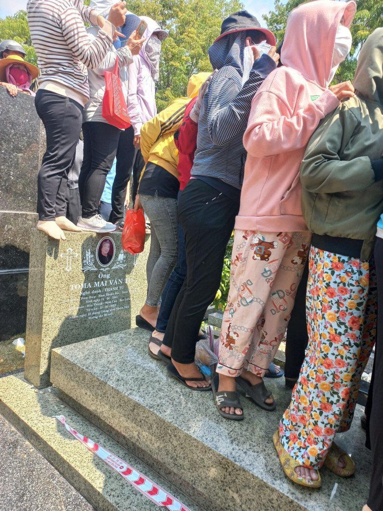 Một bộ phận người dân hiếu kỳ thiếu ý thức đã trèo lên mộ phần người khác để xem đám tang NSƯT Vũ Linh.