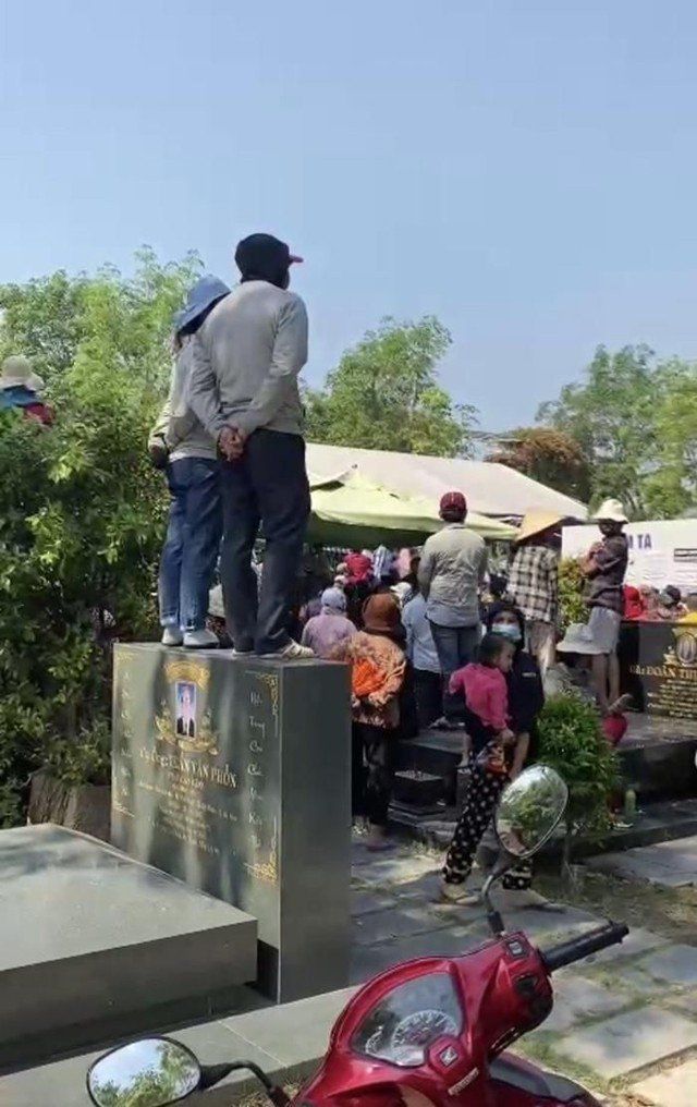 Đám đông leo trèo, đứng trên đầu mộ, chen lấn dẫn đến nhiều mộ bị hư hỏng.