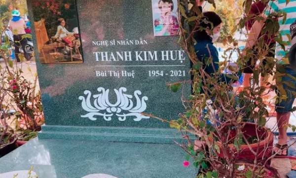 Đây cũng là mộ phần bị thiệt hại nặng nhất hậu đám tang nghệ sĩ Vũ Linh.