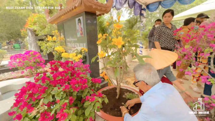 Thanh Điền muốn tự tay tu sửa mộ cho Thanh Kim Huệ.