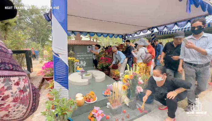 Hiện tại, mộ của NSƯT Thanh Kim Huệ đã được tu bổ.
