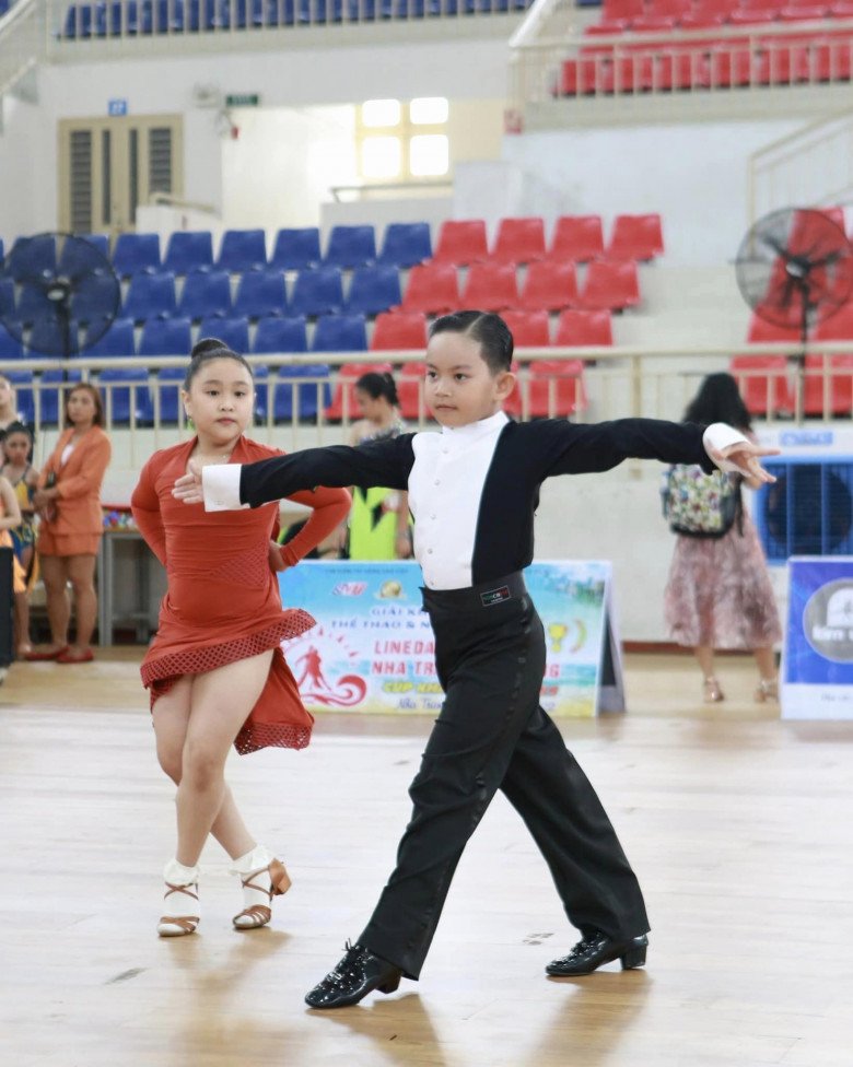 Quý tử điển trai nhà Khánh Thi Phan Hiển: 7 tuổi cao gần bằng bố, giành 8 HCV một cuộc thi nhảy - 15