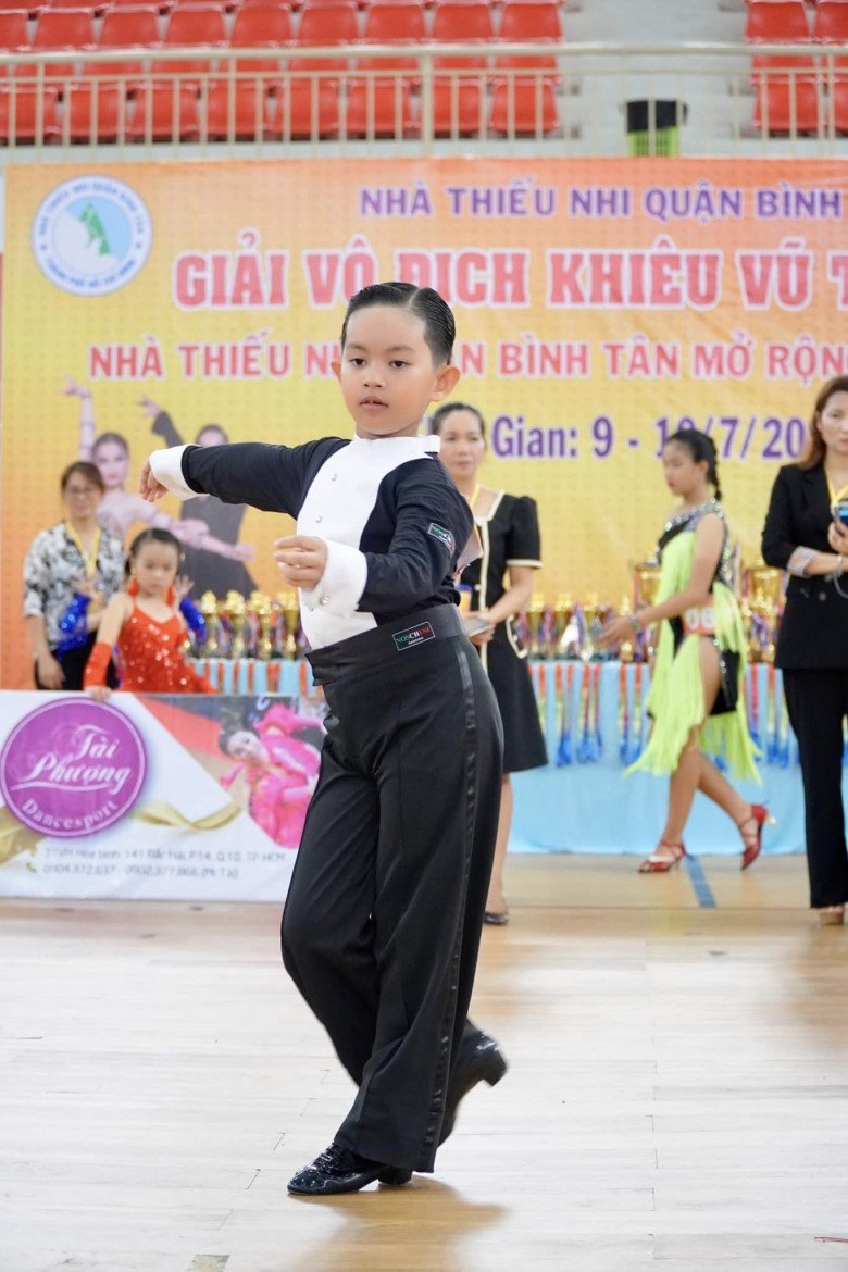 Quý tử điển trai nhà Khánh Thi Phan Hiển: 7 tuổi cao gần bằng bố, giành 8 HCV một cuộc thi nhảy - 16