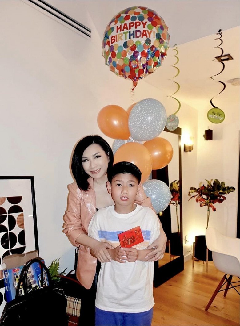 Nguyễn Hồng Nhung đơn thân nuôi con tự kỷ, cậu bé nay điển trai, 11 tuổi đang từ từ học nói, đã có thể tự tắm - 9