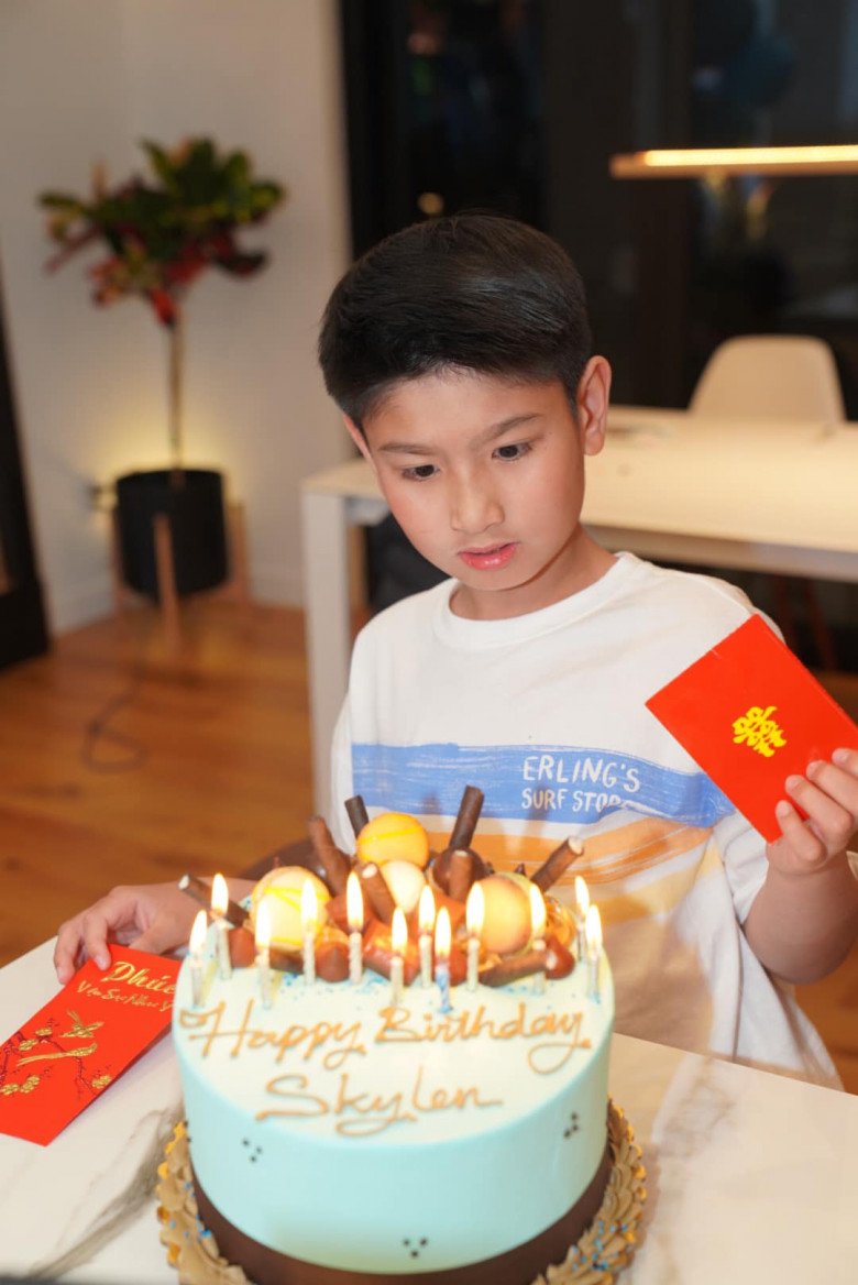 Nguyễn Hồng Nhung đơn thân nuôi con tự kỷ, cậu bé nay điển trai, 11 tuổi đang từ từ học nói, đã có thể tự tắm - 11
