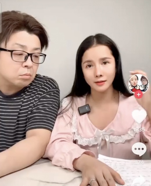 Đức Nhân khẳng định những gì bác T. nói là sai sự thật. Tuy nhiên sau đó, cô đã gỡ hoặc ẩn tất cả clip liên quan đến sự việc.