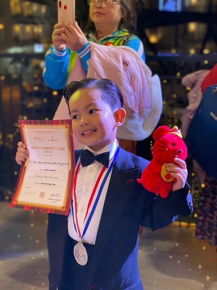Quý tử điển trai nhà Khánh Thi Phan Hiển: 7 tuổi cao gần bằng bố, giành 8 HCV một cuộc thi nhảy - 17