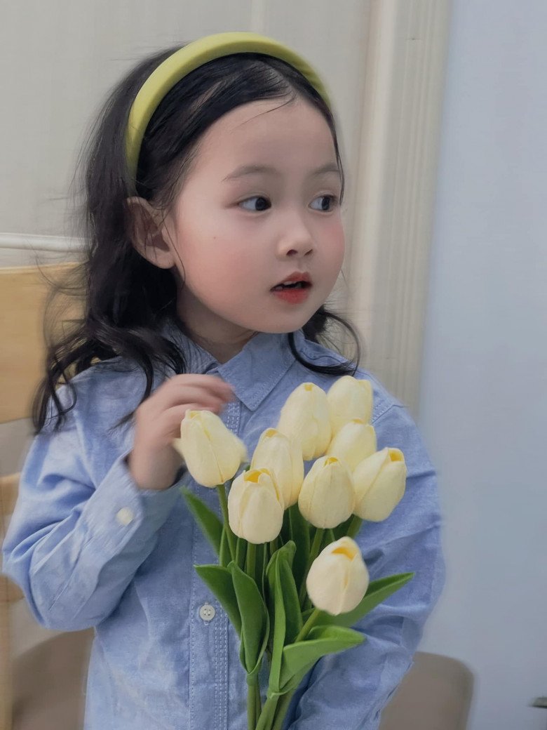 Bé gái Sài thành mệnh danh bản sao Lưu Diệc Phi được nhãn hàng cưng chiều, tương lai hoa khôi nghìn mẹ bỉm “xin vía” - 3