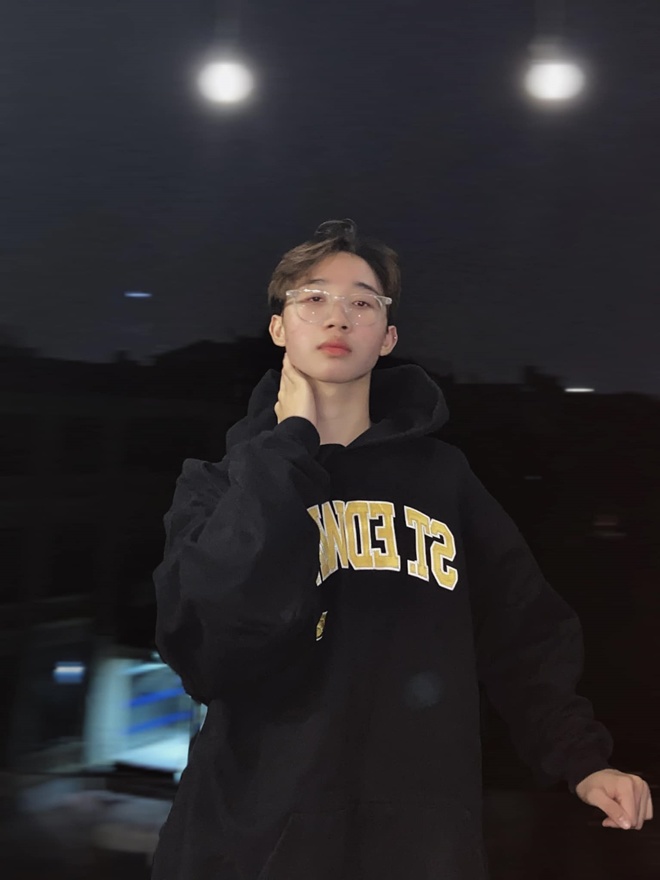 Để con theo đổi đam mê nghệ thuật, gia đình Đức Vĩnh đã chuyển vào Nam sinh sống. 