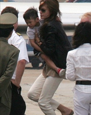 Cậu bé Việt được Angelina Jolie nhận nuôi, lớn lên hết lòng đi theo mẹ nhưng nguy cơ không được chia 2.728 tỷ của mẹ - 1