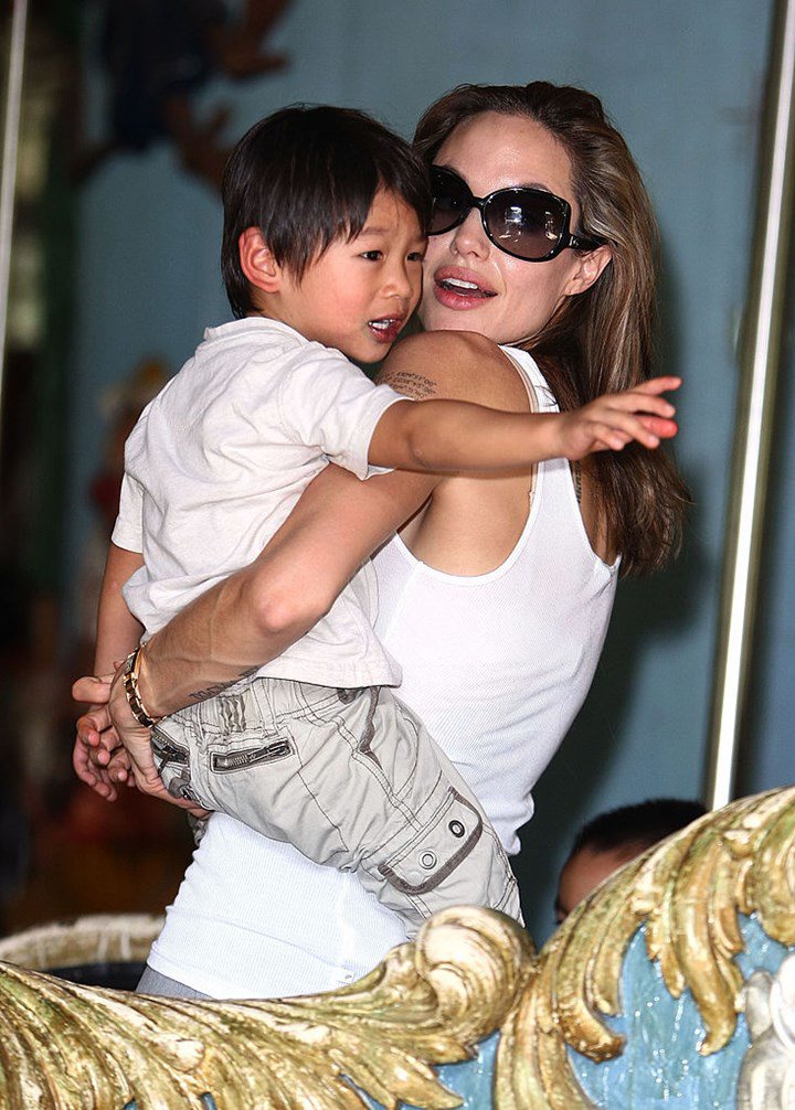 Cậu bé Việt được Angelina Jolie nhận nuôi, lớn lên hết lòng đi theo mẹ nhưng nguy cơ không được chia 2.728 tỷ của mẹ - 2