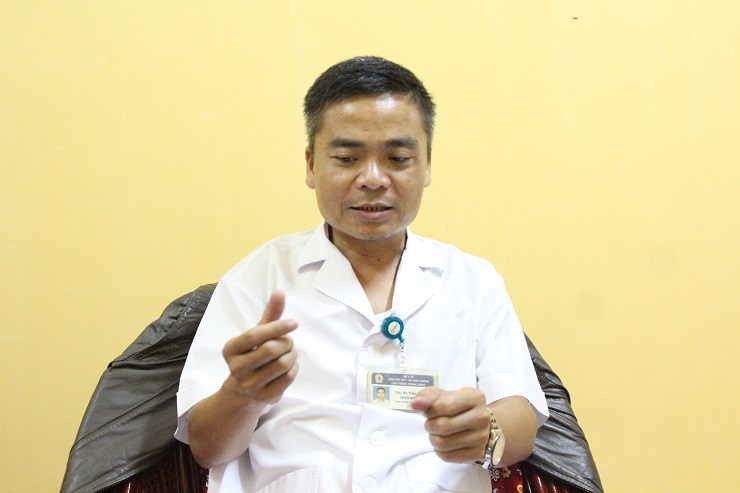Bác sĩ Trần Huy Thọ cho biết, rất nhiều người bị nhiễm giun lươn nhưng nhầm lẫn sang bệnh khác vì thế đi khám nhiều nơi không ra bệnh. Ảnh: Lê Phương.