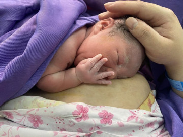 Mẹ bầu hiếm muộn mua liền 8 que thử thai vì không tin vào mắt mình, ôm con trong tay tưởng đang mơ