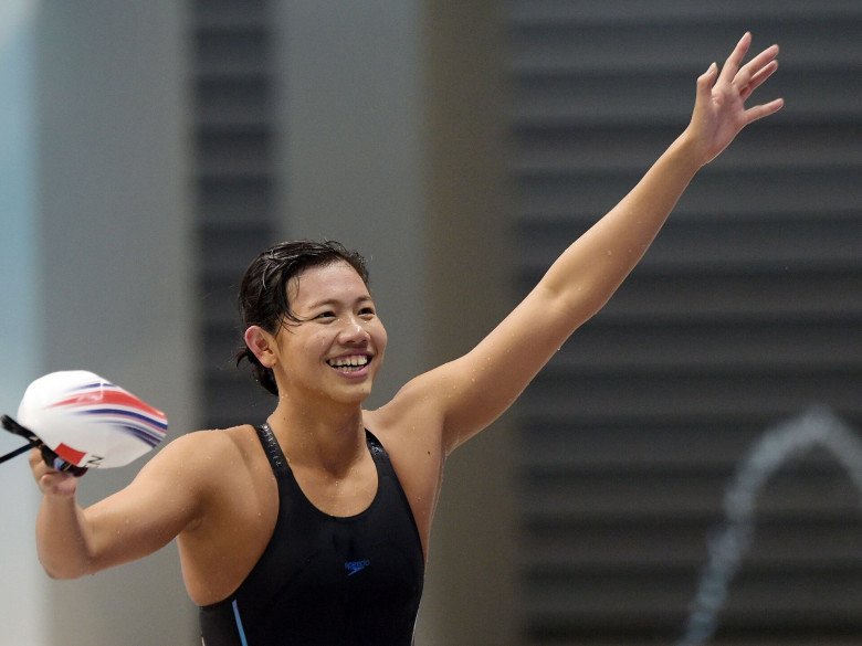 Ánh Viên không có bố mẹ bên cạnh, không có bạn bè cùng trang lứa. Cô nàng thậm chí không biết làm điệu và vô cùng lóng ngóng khi được tặng cho chiếc váy. 