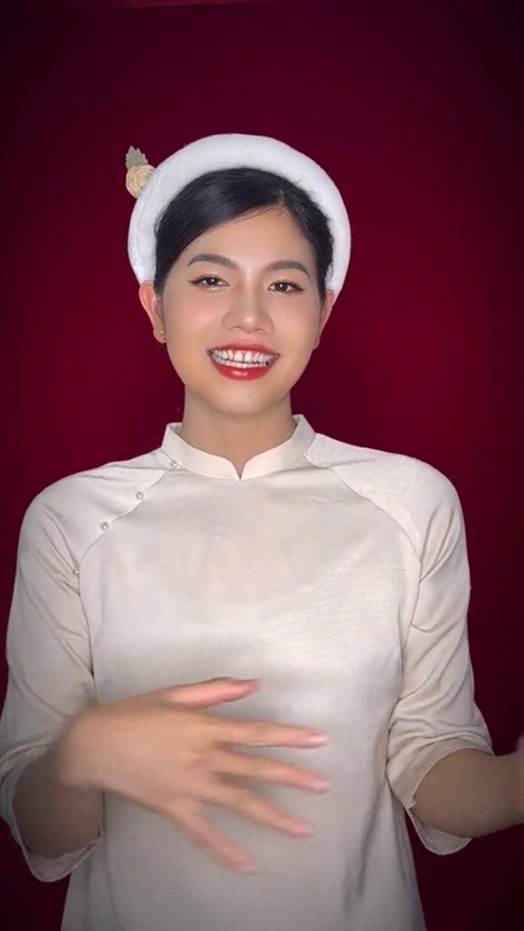 Khi được ekip make-up chăm sóc tận tình và lên đồ với áo dài, nhan sắc của cô gái vàng Ánh Viên thực sự bùng nổ.