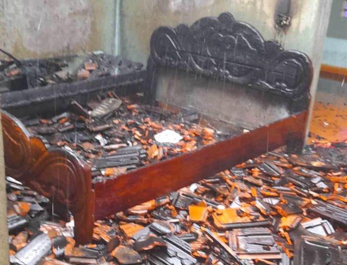 Nguyên nhân của vụ cháy nhà ban đầu được xác định do việc đốt than để xông cho sản phụ và cháu mới sinh.