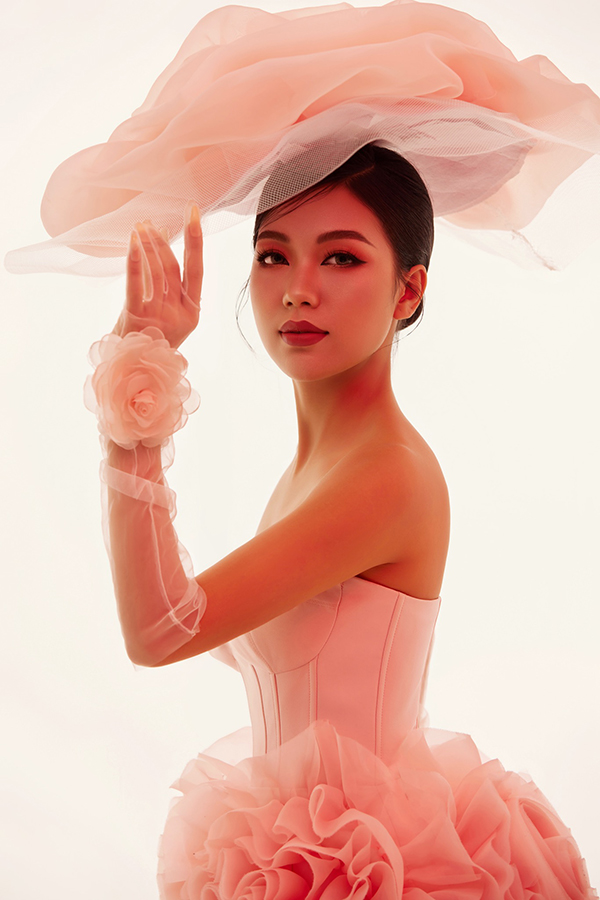 Trong bộ ảnh mới nhất lấy ý tưởng từ những đoá hồng tượng trưng cho vẻ đẹp ngọt ngào của người phụ nữ hiện đại, Hoa hậu Đỗ Thị Quỳnh mong muốn gửi gắm thông điệp dịu dàng đến toàn thể chị em phụ nữ: “Hãy thương yêu và trân trọng những người luôn sẵn sàng bên cạnh bạn!”