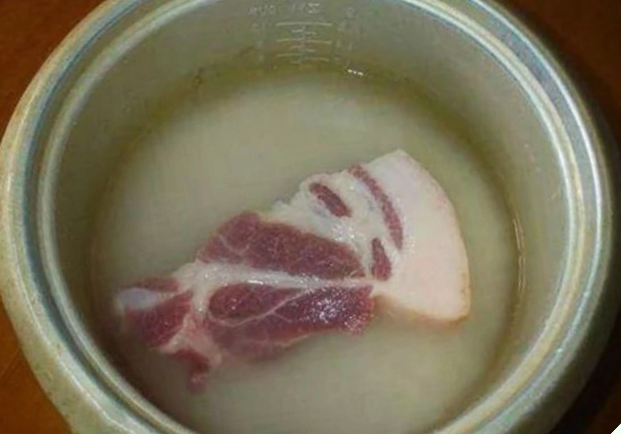 Thịt lợn rửa nước lã “bẩn càng thêm bẩn”, đem ngâm trong thứ này thịt vừa mềm ngon lại khử hết tanh hôi - 6