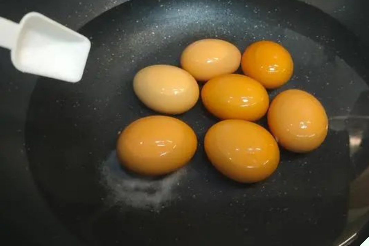 Luộc trứng nhớ bỏ “1 chua 1 lạnh”, chạm nhẹ là vỏ bong từng mảng, trứng cũ mấy cũng không sợ dính - 5