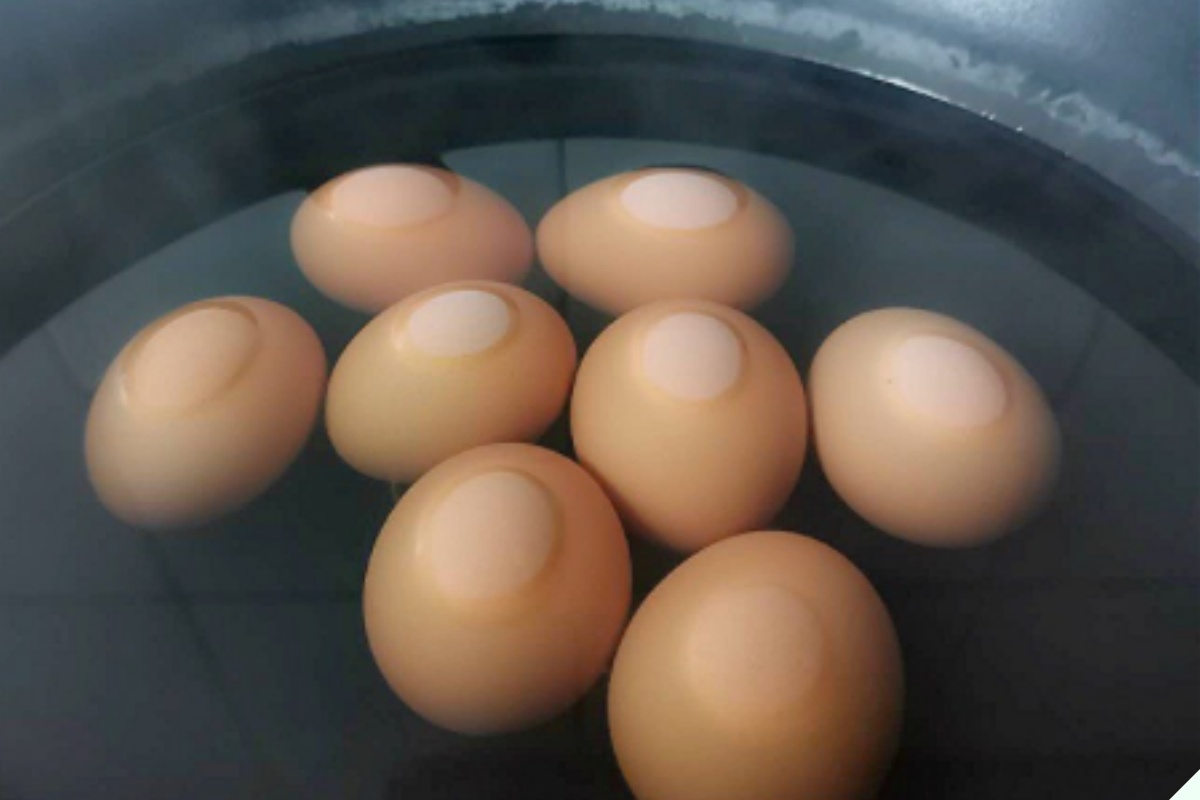 Luộc trứng nhớ bỏ “1 chua 1 lạnh”, chạm nhẹ là vỏ bong từng mảng, trứng cũ mấy cũng không sợ dính - 8