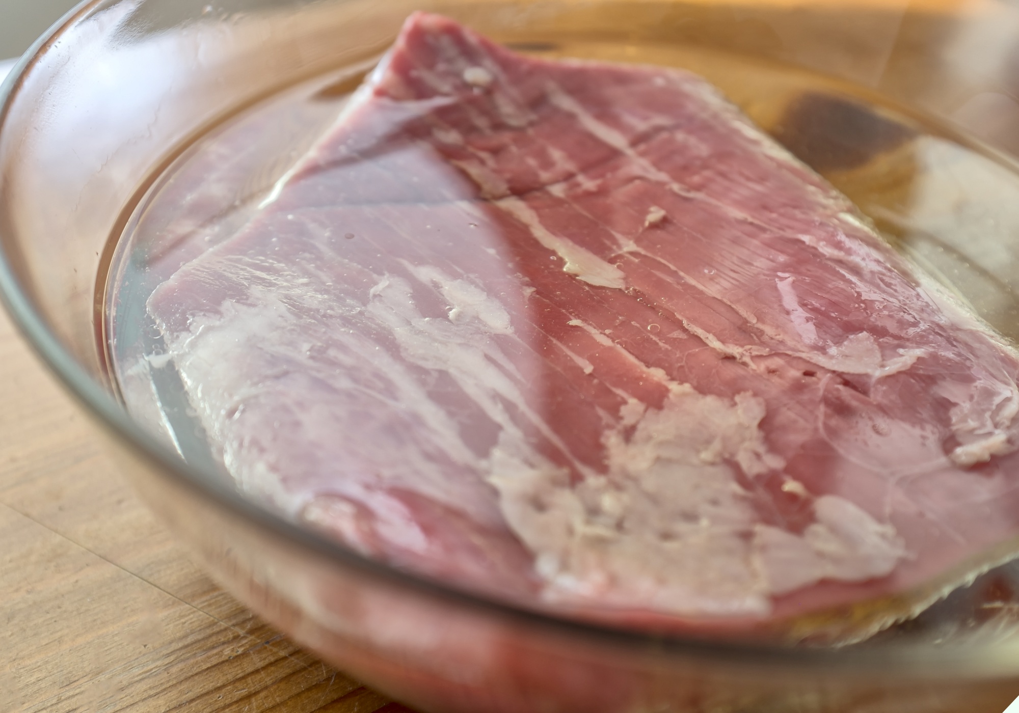 Thịt lợn rửa nước lã “bẩn càng thêm bẩn”, đem ngâm trong thứ này thịt vừa mềm ngon lại khử hết tanh hôi - 5