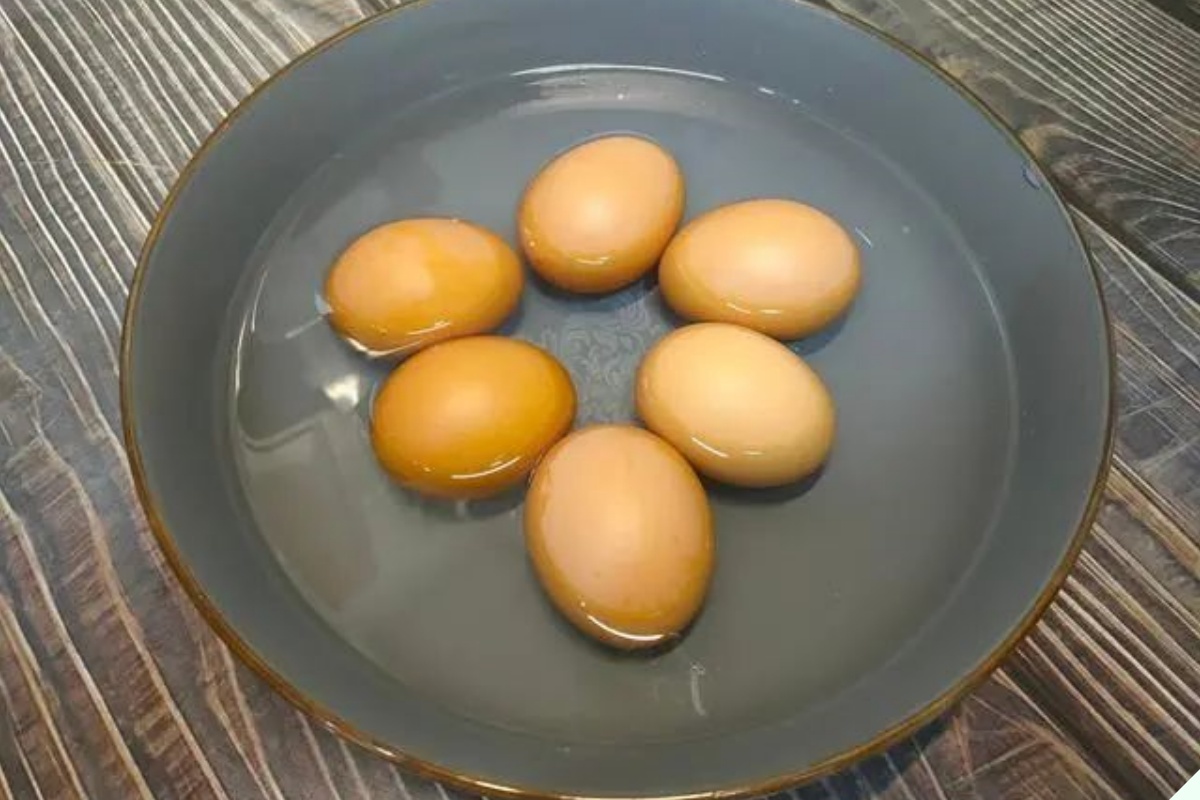 Luộc trứng nhớ bỏ “1 chua 1 lạnh”, chạm nhẹ là vỏ bong từng mảng, trứng cũ mấy cũng không sợ dính - 11