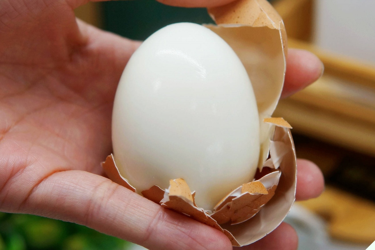 Luộc trứng nhớ bỏ “1 chua 1 lạnh”, chạm nhẹ là vỏ bong từng mảng, trứng cũ mấy cũng không sợ dính - 4