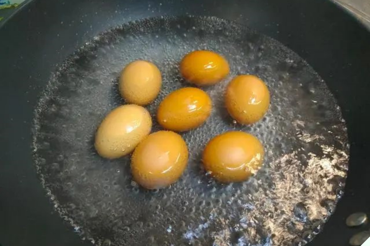 Khi luộc trứng nhớ loại bỏ "1 chua 1 lạnh", chạm nhẹ vào vỏ để bóc từng miếng, trứng già đến đâu cũng không sợ dính.