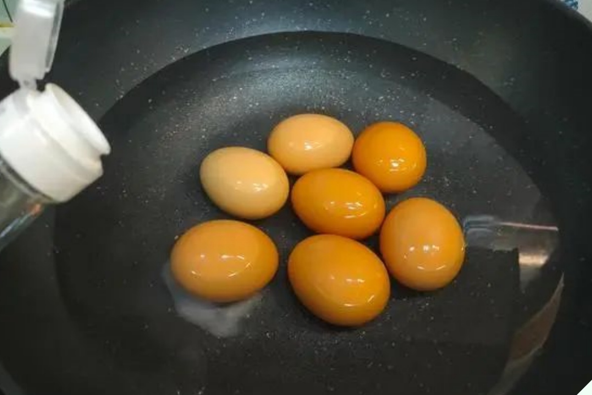Luộc trứng nhớ bỏ “1 chua 1 lạnh”, chạm nhẹ là vỏ bong từng mảng, trứng cũ mấy cũng không sợ dính - 9