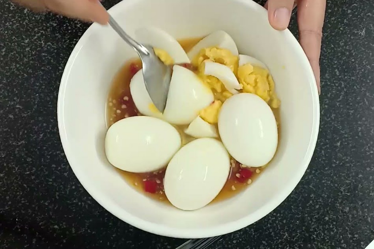 Luộc trứng nhớ bỏ “1 chua 1 lạnh”, chạm nhẹ là vỏ bong từng mảng, trứng cũ mấy cũng không sợ dính - 12