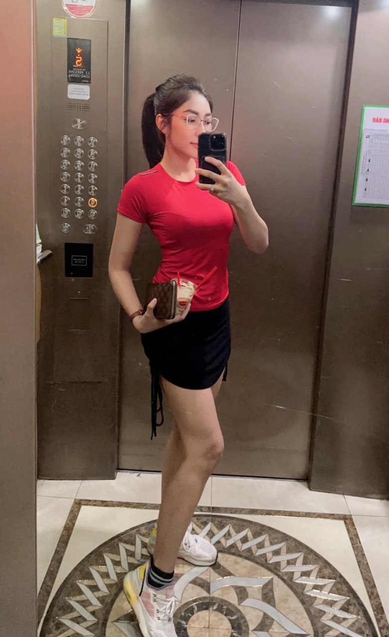 Đồng thời, bà mẹ 2 con ăn uống cũng khá nghiêm ngặt. Cô từng chia sẻ: Sáng 5h thức chạy bộ tập GYM xong được thưởng sáng 2 củ khoai, trưa 2 củ khoai chiều về tập tiếp!