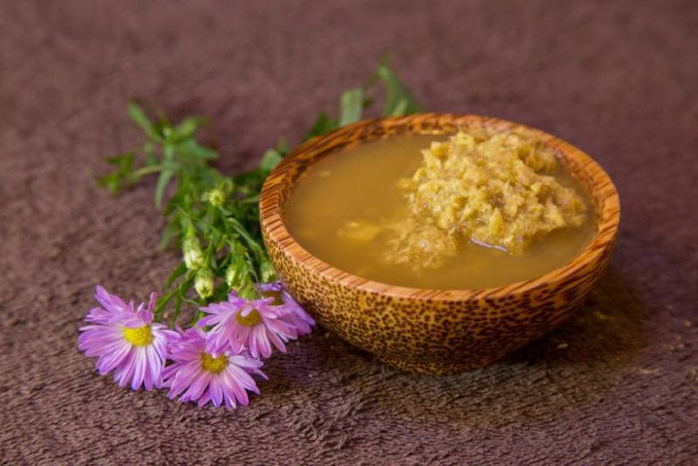 Không những có tác dụng đánh bay vết rạn mà rượu gừng nghệ còn giúp da trắng hồng mịn màng và loại bỏ mỡ thừa sau sinh cực kỳ tốt.