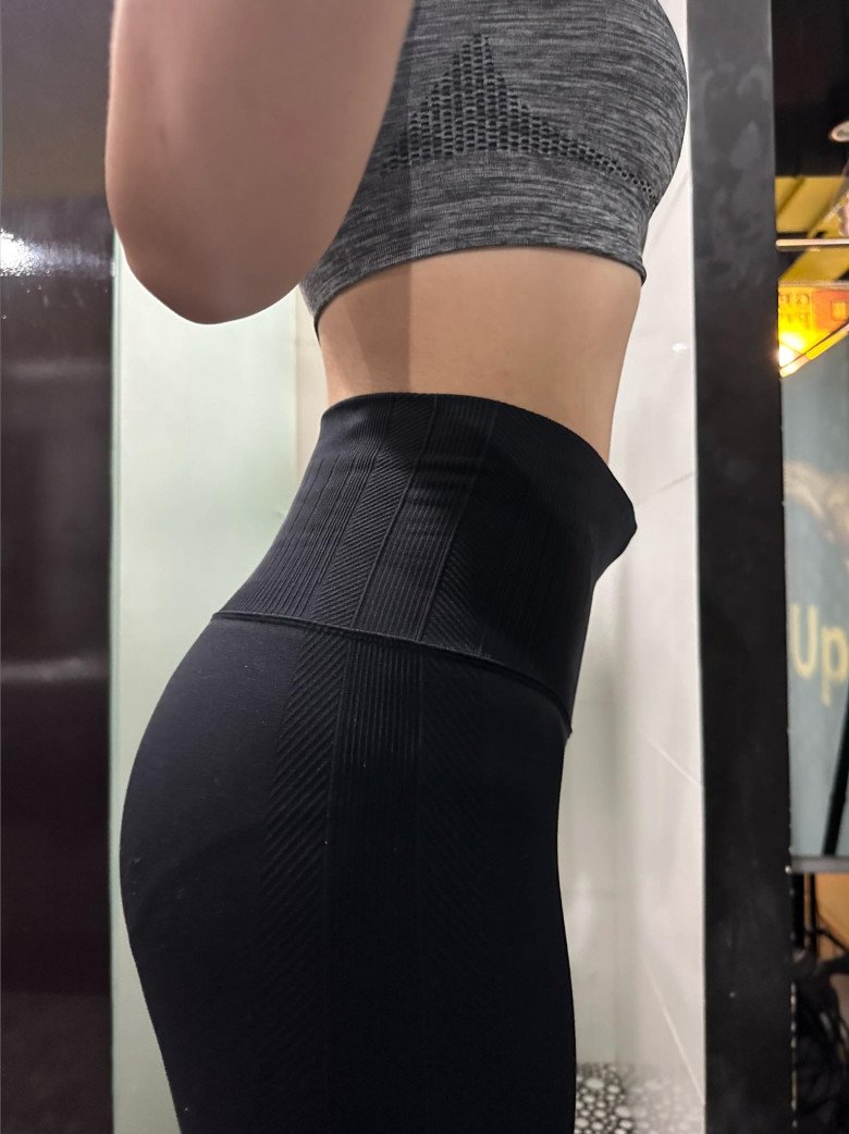 Cận cảnh vòng eo mỏng dính của bà mẹ 2 con khiến nhiều chị em chỉ biết ước.