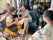 Yêu con - Lương 100 triệu/tháng, bảo mẫu nhà Đoàn Di Băng thản nhiên ngồi làm móng nhìn chủ chăm con: Vú em nhà đại gia có khác!