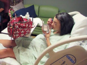 Bà bầu - Đi đẻ cũng phải đẹp: Loạt ảnh các mẹ trang điểm xinh đẹp lồng lộn trước giờ vượt cạn