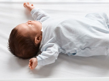 Bố mẹ mù quáng tin rằng ánh nắng mặt trời là đồ ăn, bé trai sơ sinh qua đời vì chết đói