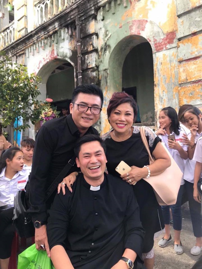Hiện tại, nữ ca sĩ có một cơ ngơi khang trang sống cùng con cháu và ông xã.