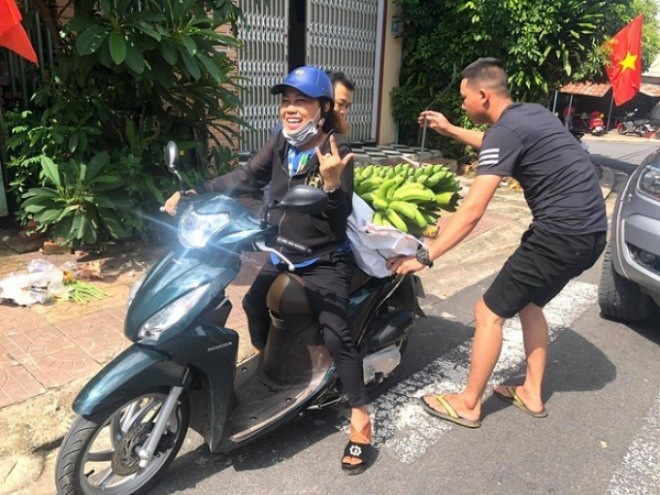 Chính những lùm xùm này đã khiến cô lựa chọn về quê ở ẩn, kiếm tiền trả nợ.