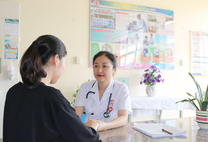 Người mẹ có dấu hiệu trầm cảm cần nhận được giúp đỡ của người thân và chuyên gia y tế. Ảnh minh họa