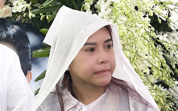 Bình Tinh đội khăn tang đưa tiễn ba nuôi trong đám tang vừa qua.