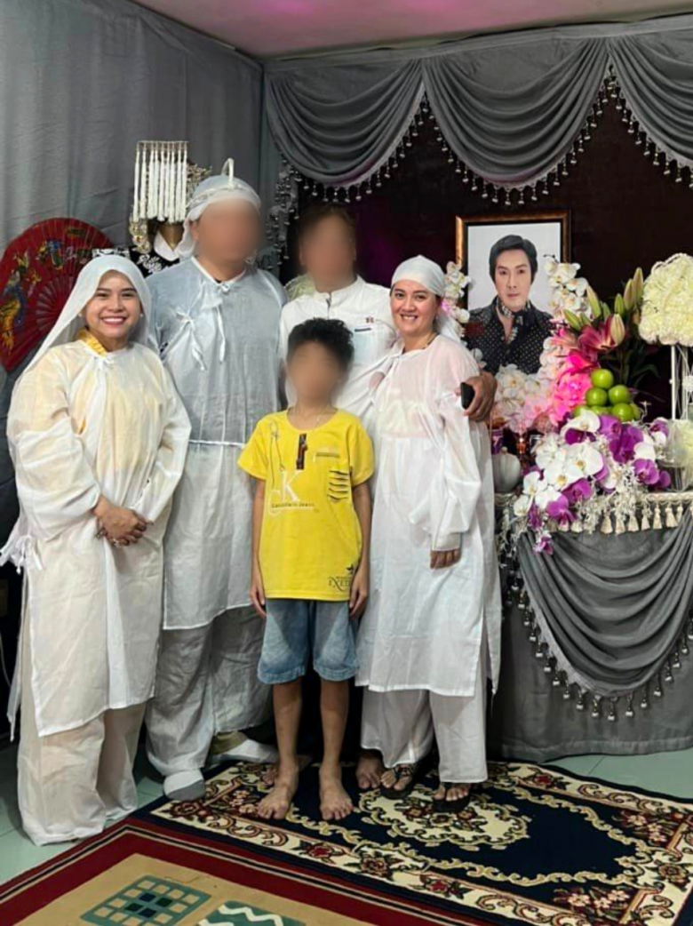 Người thân cố NSƯT Vũ Linh chụp ảnh kỷ niệm trong ngày cúng thất thứ 2.