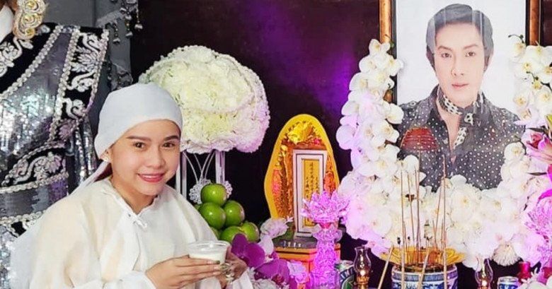 Con gái nuôi Bình Tinh bị chỉ trích vì mỉm cười khi đứng cạnh di ảnh cố nghệ sĩ.