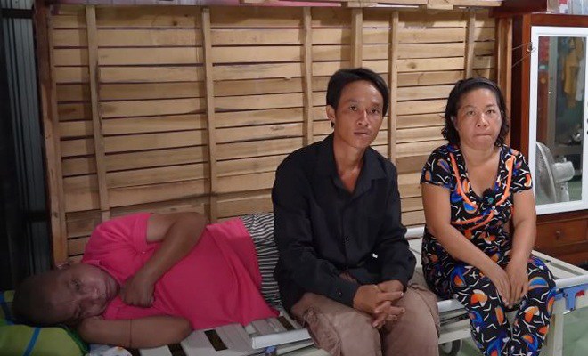 Chị Tiền và người chồng cũ (áo hồng) cùng anh Kiên (áo đen).