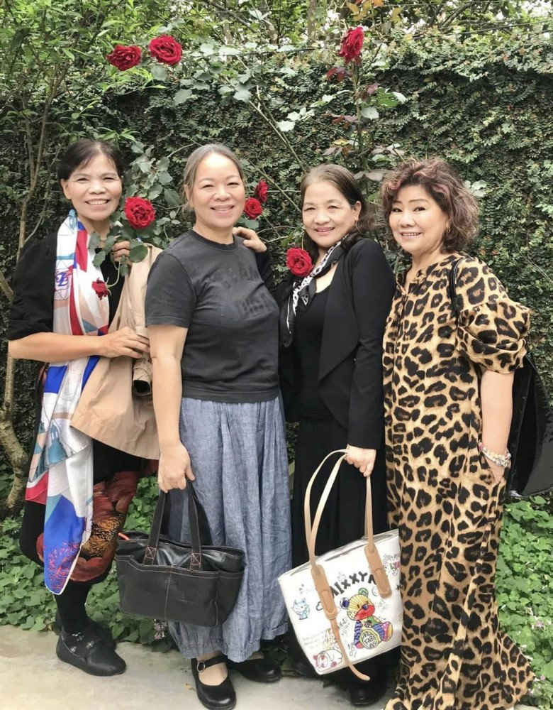 NSND Thanh Hoa đăng ảnh bên 4 chị em ruột, khoe vườn nhà rộng 1.000m2 ngập tràn sắc hoa - 3
