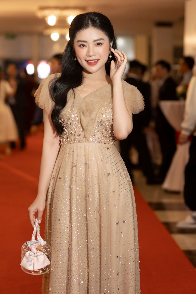 Sao Mai Thu Hằng tại đêm trao giải Liên hoan Truyền hình lần thứ 41.