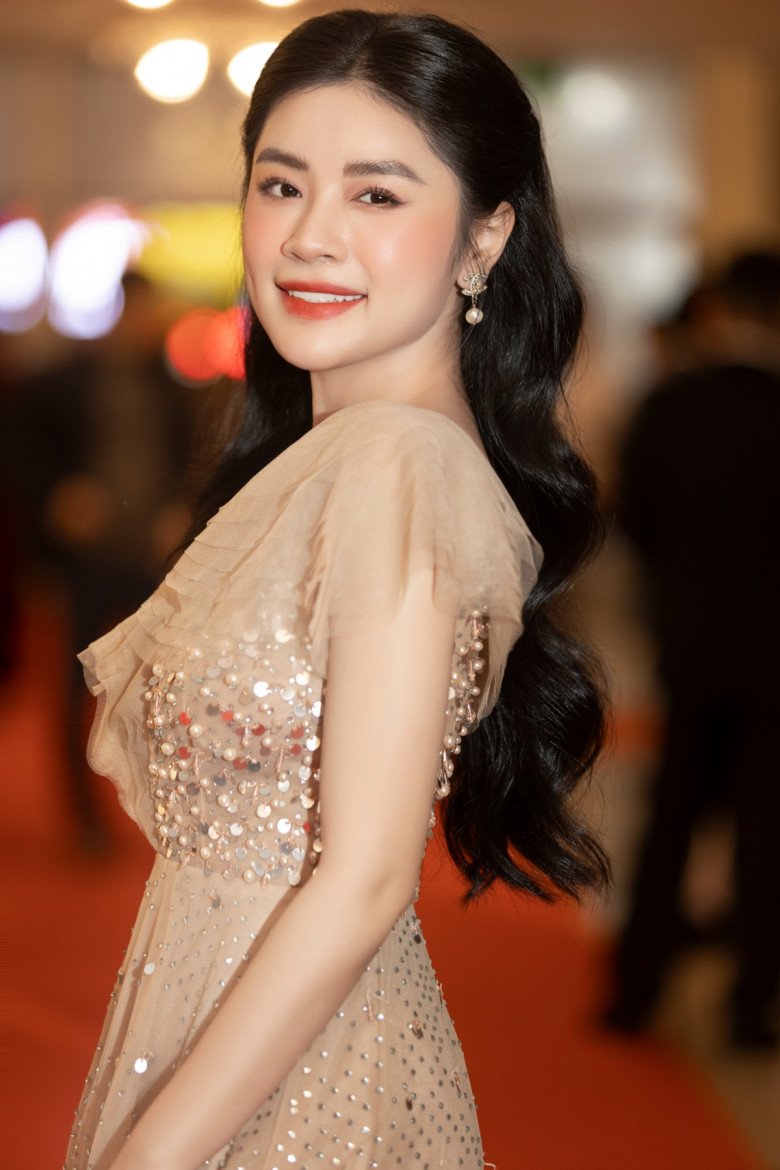 Cô được nhận xét có cả thanh lẫn sắc.